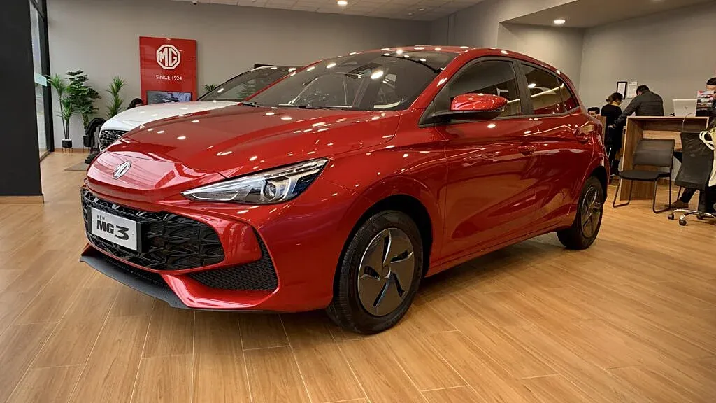 Diseño frontal y lateral del MG3 2025 en color gris