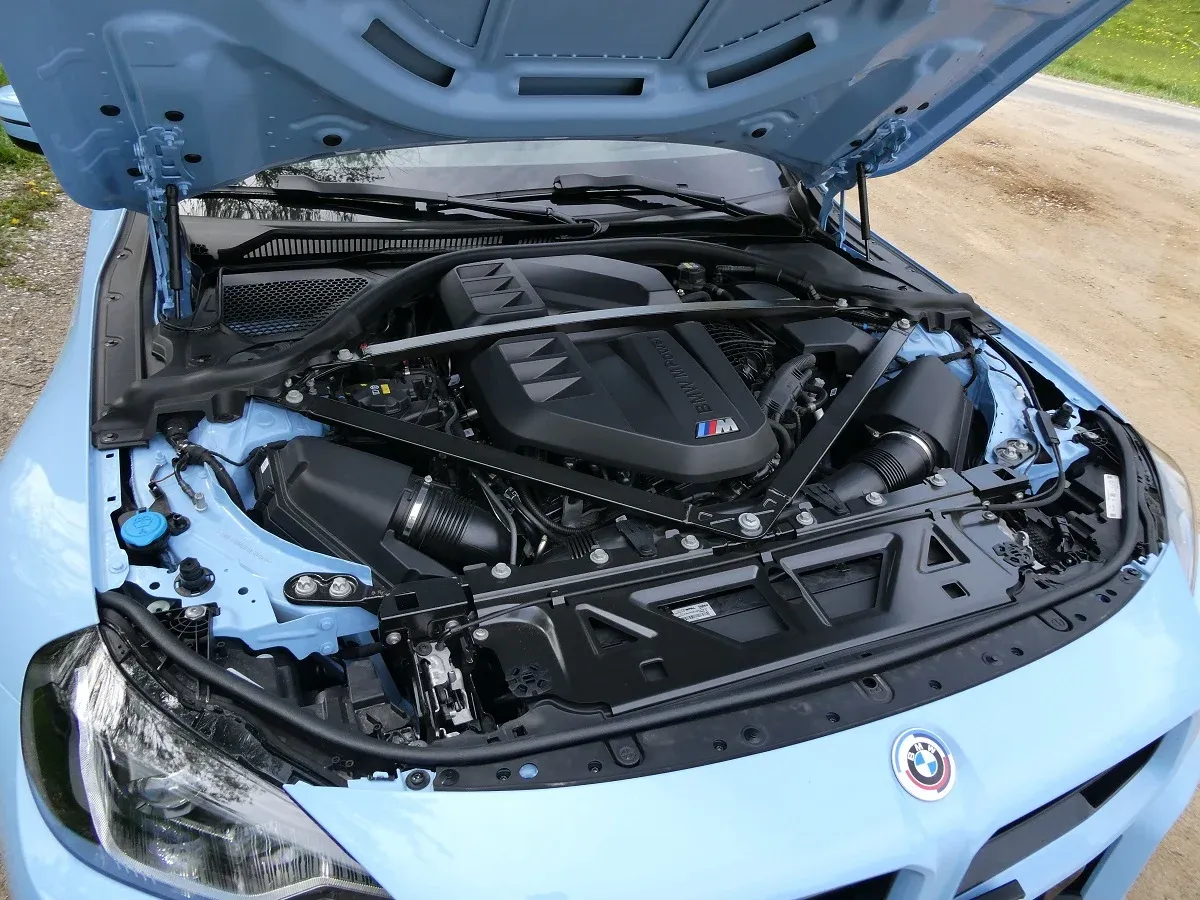 Motor S58 de seis cilindros en línea bajo el capó del BMW M2