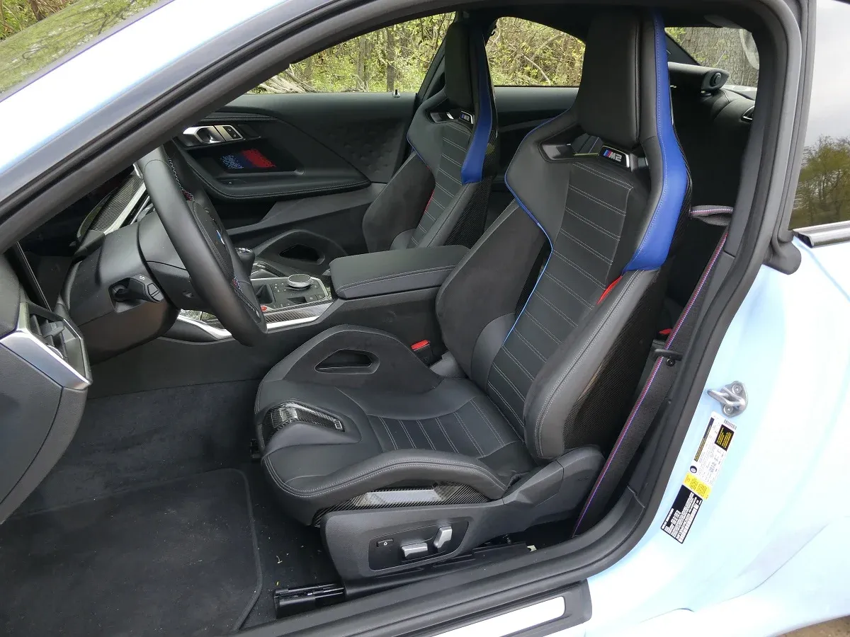 Asientos deportivos delanteros del BMW M2 en cuero y Alcantara