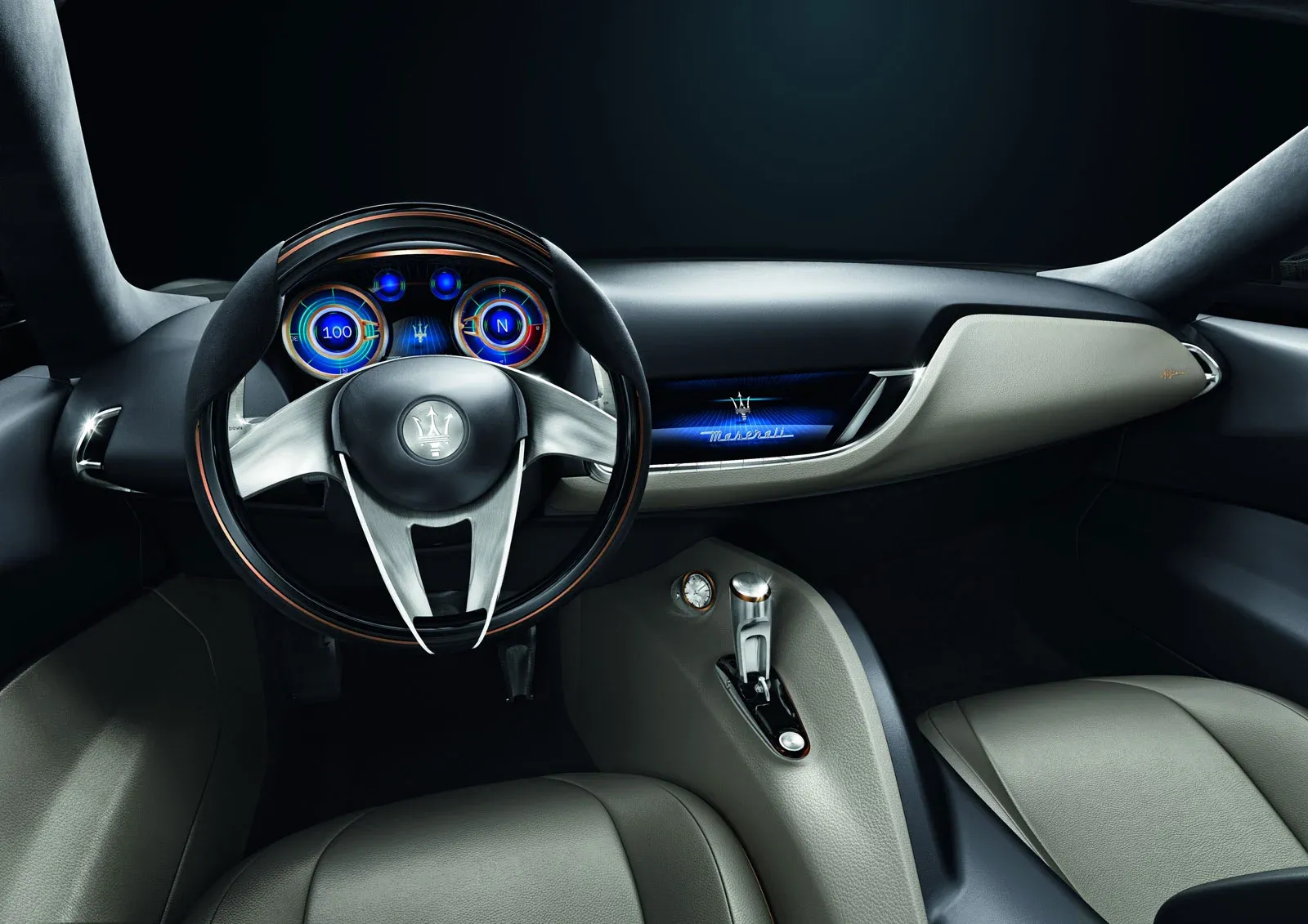 Interior del conductor del Maserati Alfieri Concept, mostrando volante, cuadro de instrumentos y paneles de puerta