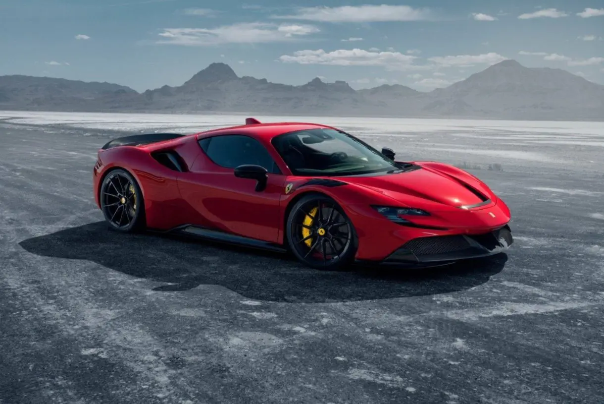 Ferrari SF90 Stradale Rojo en carretera