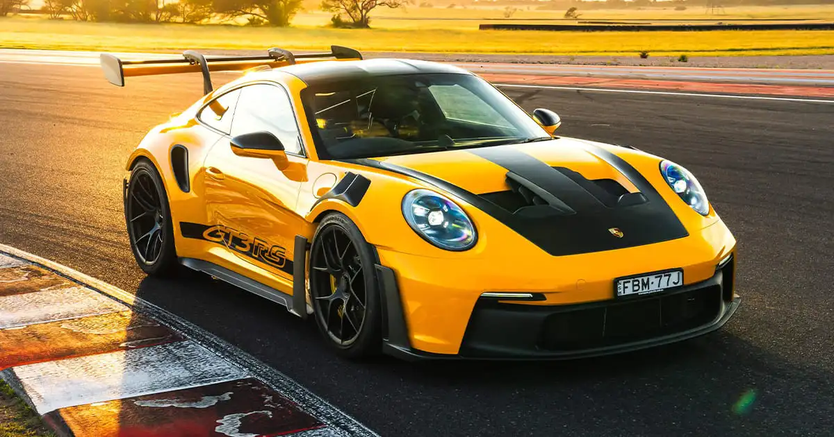 Porsche 911 Amarillo GT3 RS 2024 desde atrás, mostrando el alerón