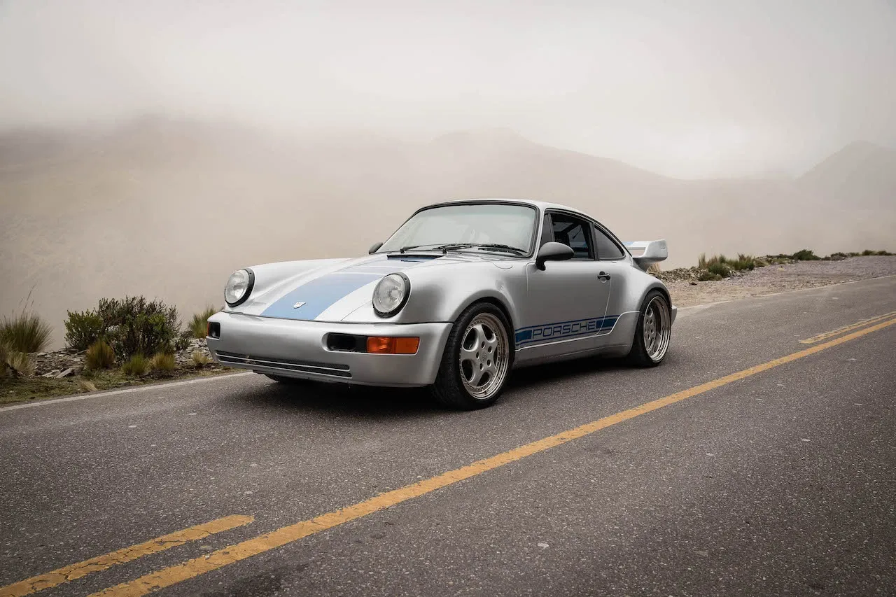 Interior y motor de un Porsche 911 Restomod