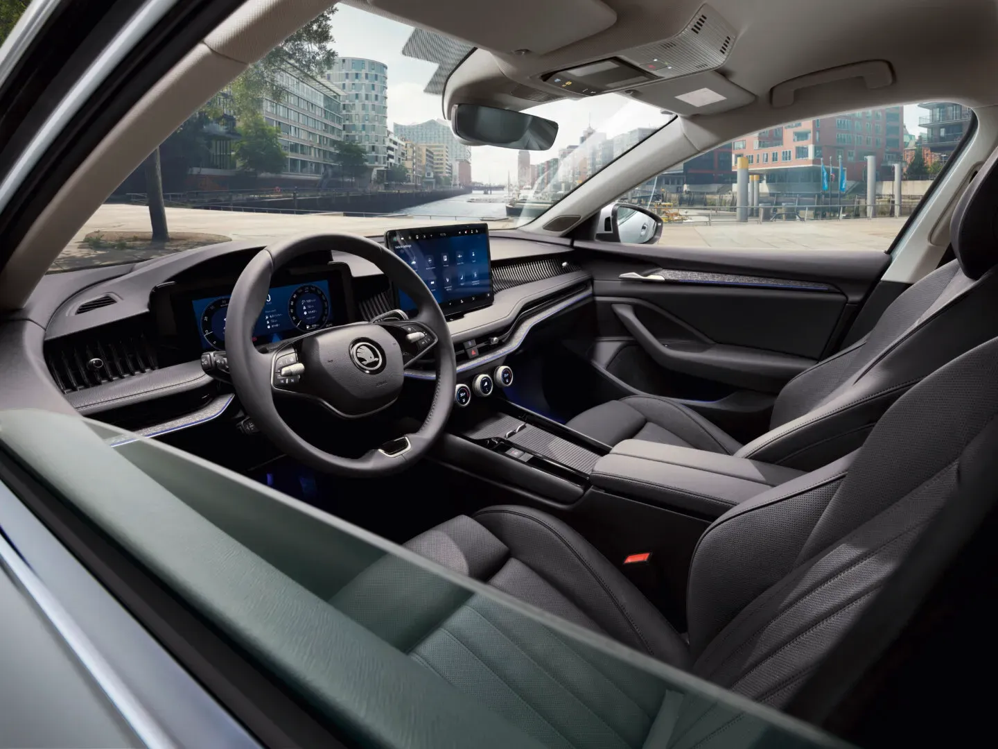 Interior del Skoda Superb 2023 mostrando el cuadro de instrumentos digital y la pantalla central
