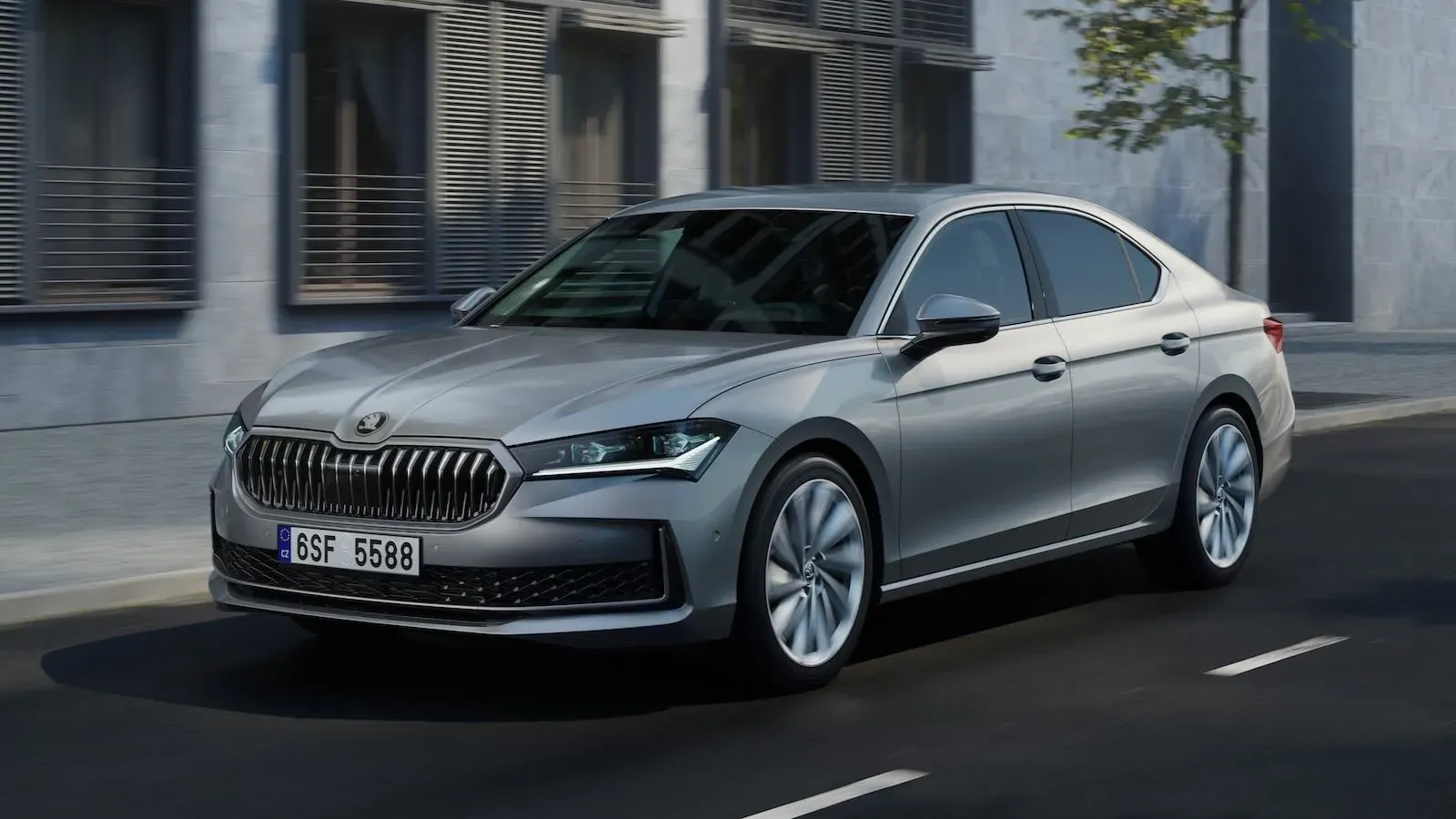 Skoda Superb 2024 en carretera