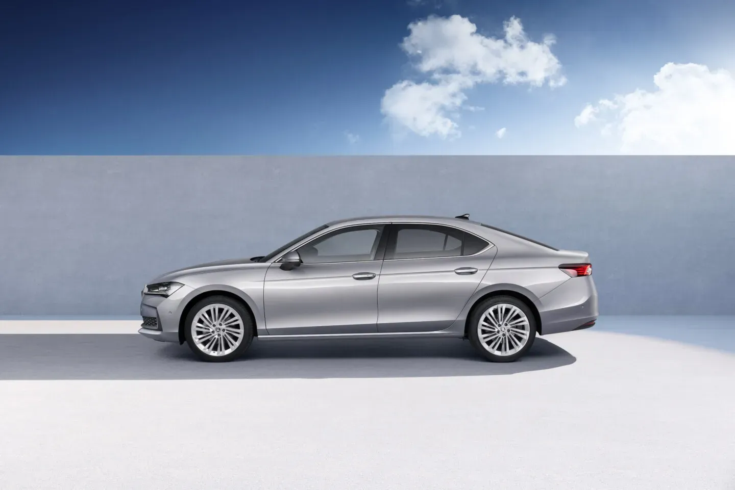 Vista lateral del Skoda Superb 2023 en color plateado