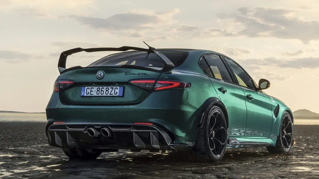 Parte Trasera Alfa Romeo Giulia GTAm Verde con alerón de carbono