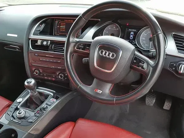 Interior del Audi S5 V8 Manual con asientos deportivos