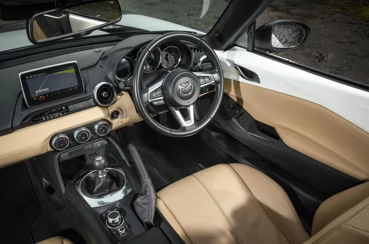 Interior Mazda MX-5 con modificaciones BBR