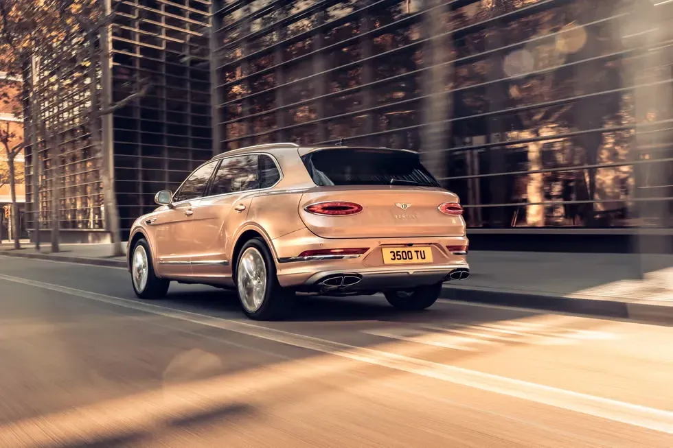 Bentley Bentayga 2023 en terreno off-road