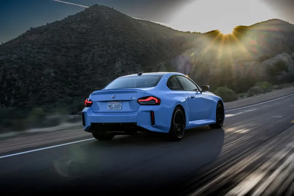 Vista trasera del BMW M2 2025 en color azul Zandvoort Blue