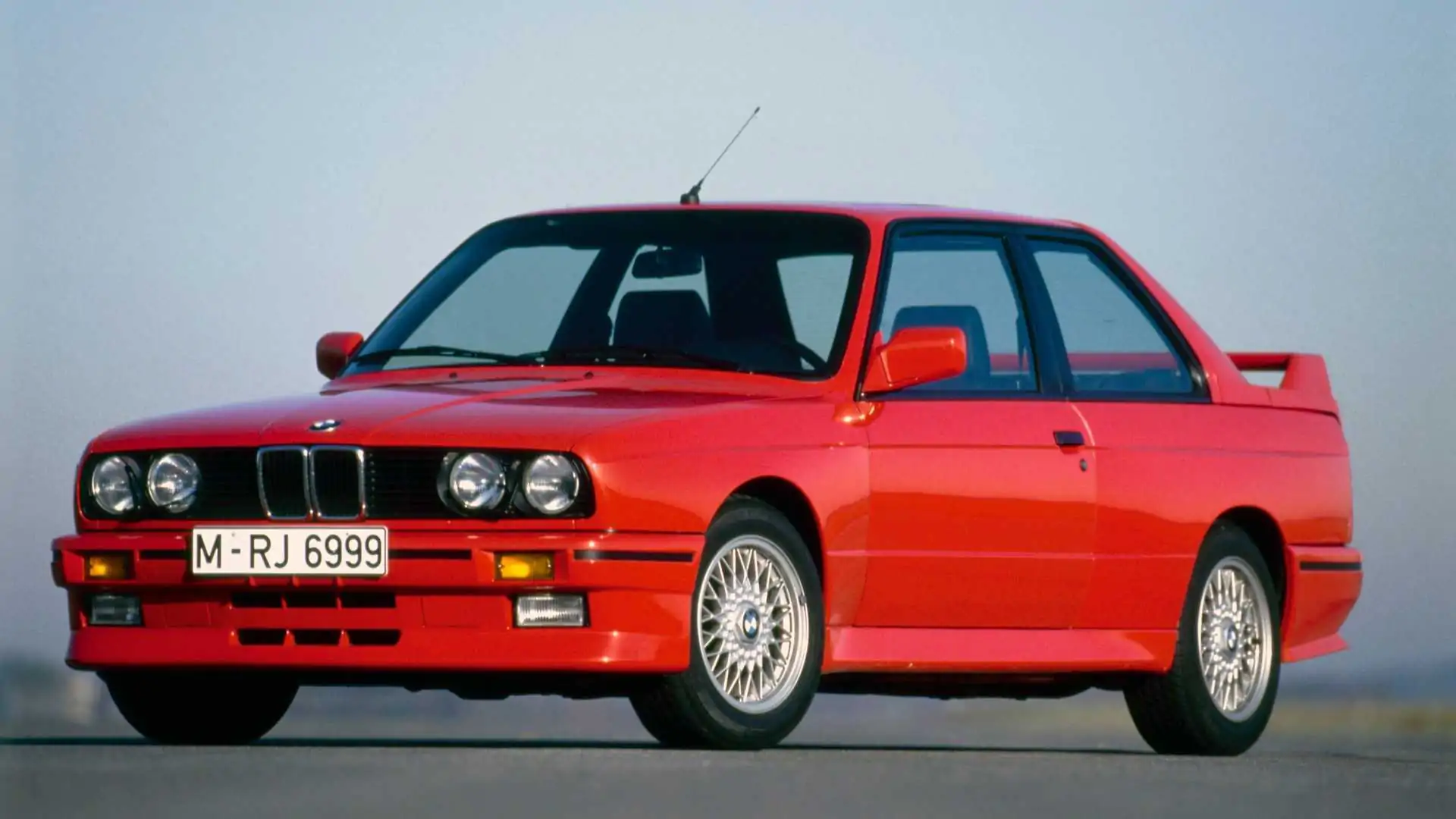 BMW M3 E30 clásico de color rojo