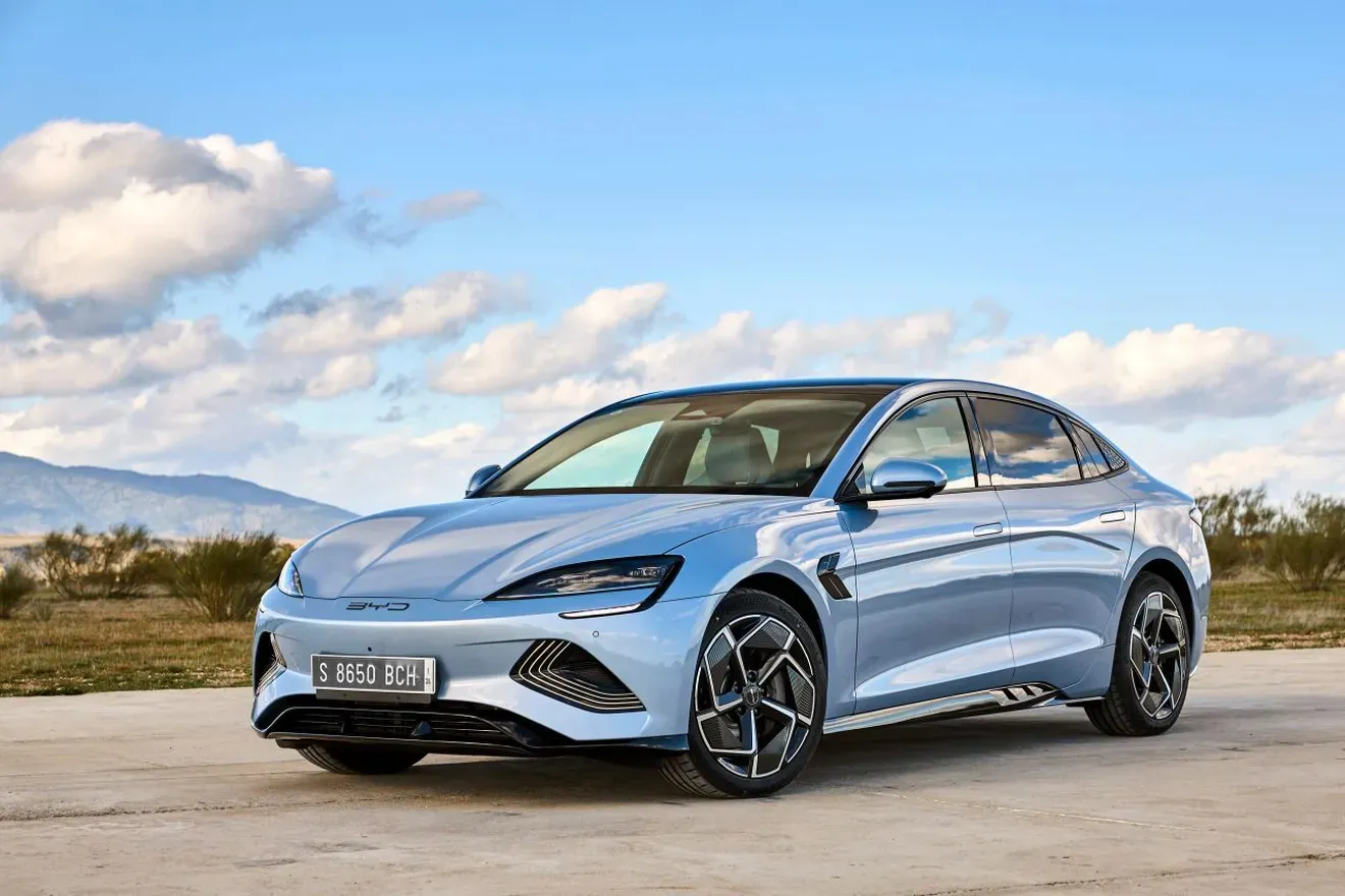 Interior tecnológico del BYD Seal con pantalla giratoria