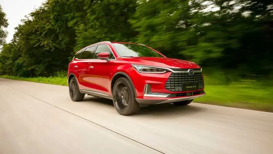 BYD Tang Rojo en carretera