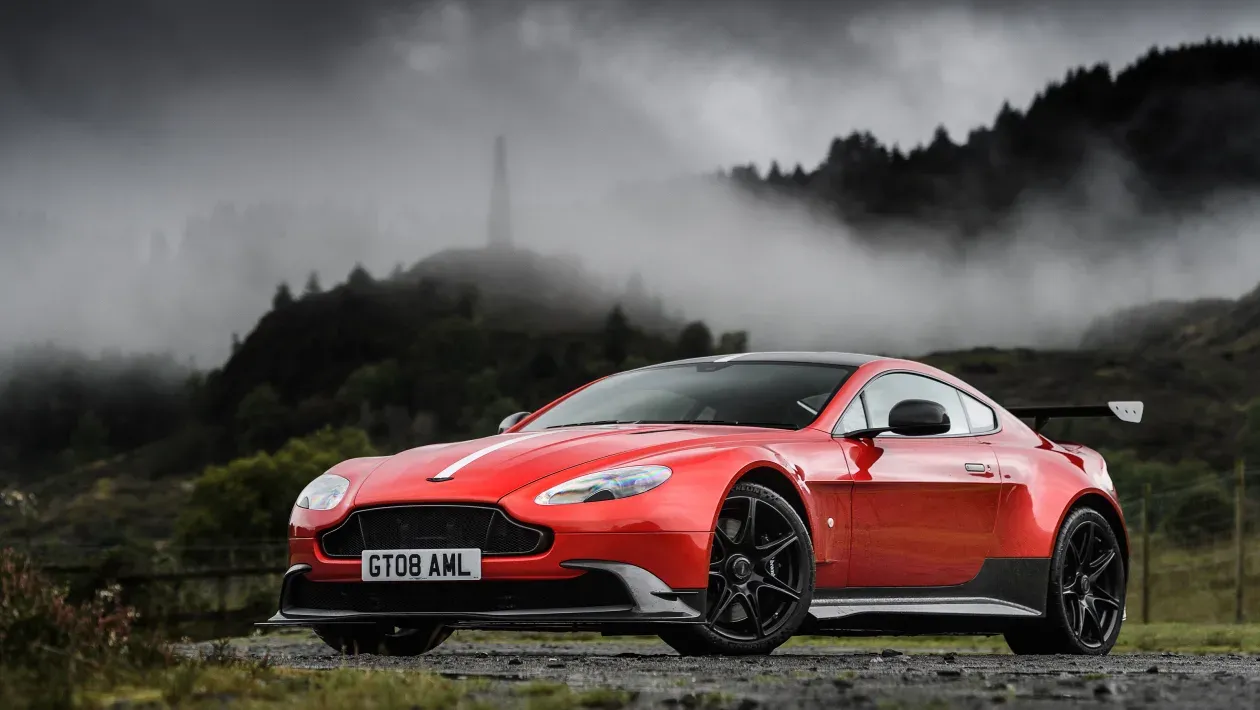 Vista lateral del Aston Martin Vantage GT8