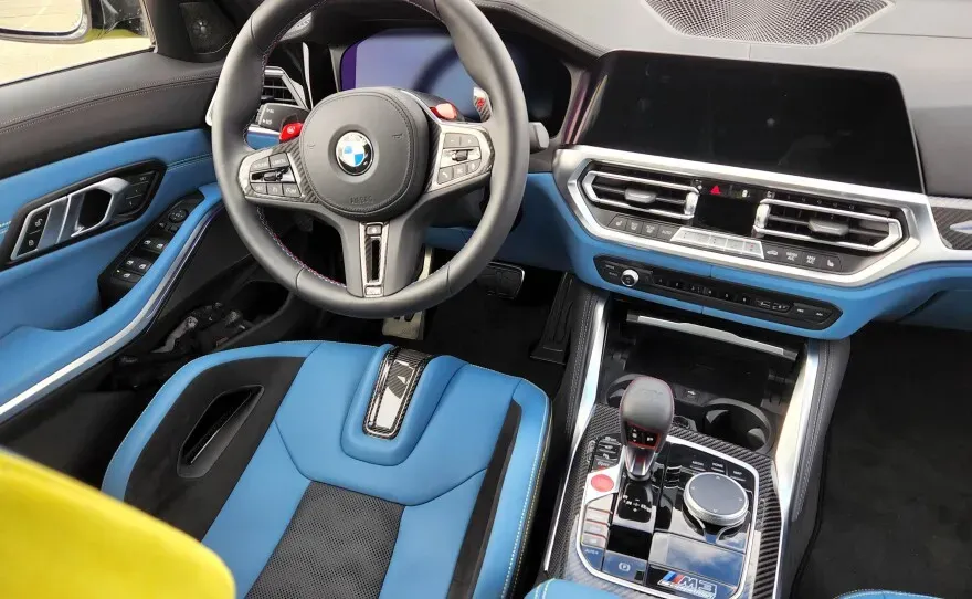 Vista del puesto de conducción del BMW M3 (2022)