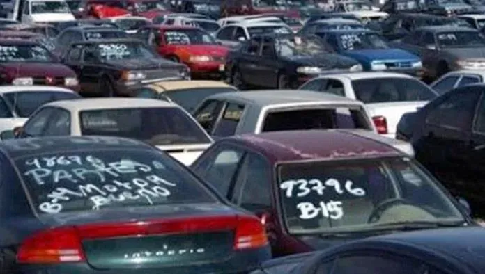 Decenas de autos chocolate estacionados, ilustrando la magnitud del fenómeno en México.