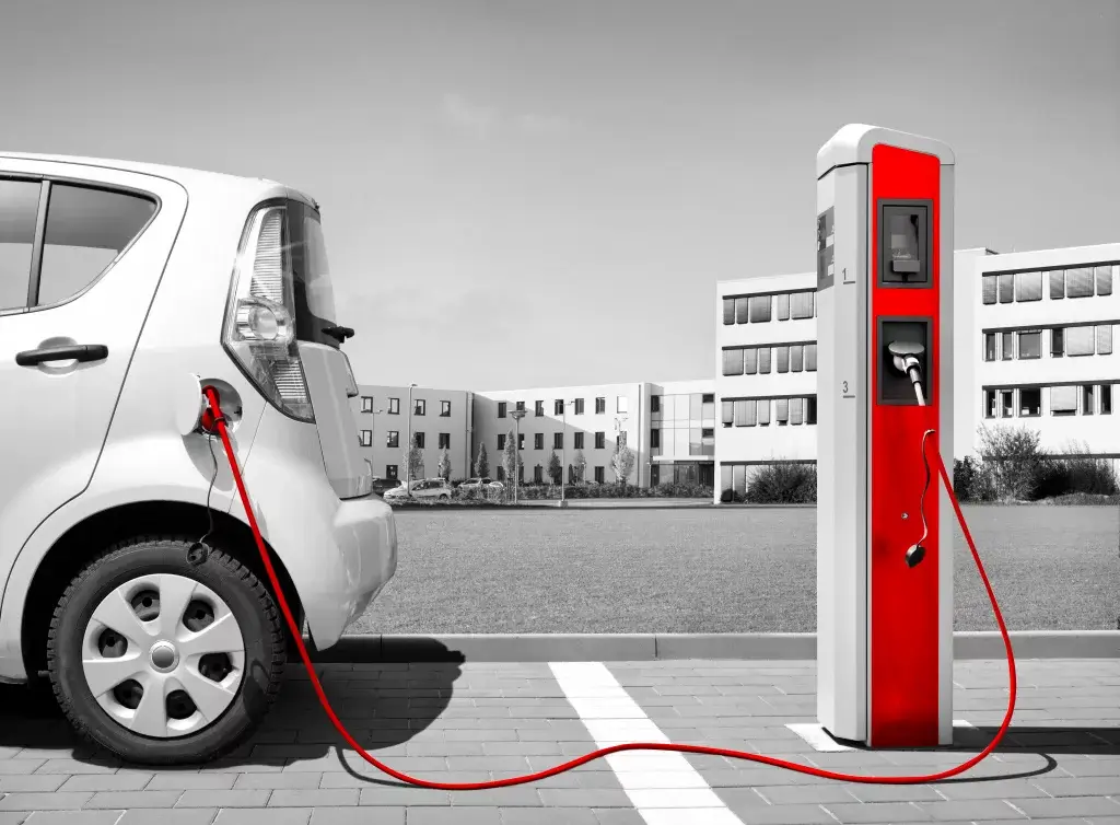 Auto recargando batería en estación de recarga eléctrica