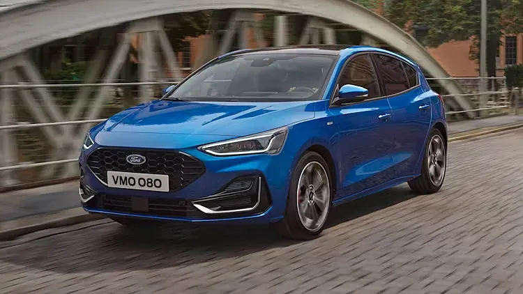 Frontal del Ford Focus 2024 mostrando la nueva parrilla y faros