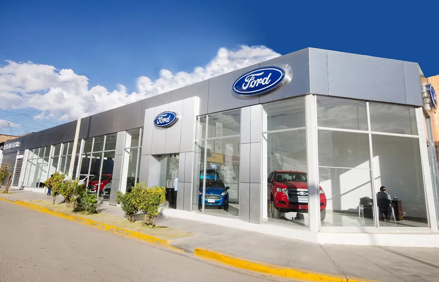 Concesionario Ford con autos en exhibición