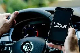 Vehículo de plataforma Uber en la ciudad