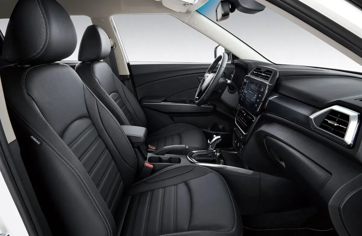 Interior espacioso del SsangYong Tivoli con asientos de cuero
