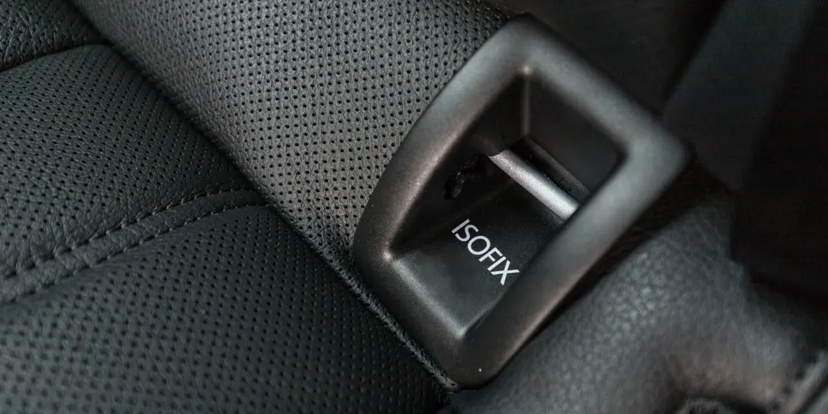 Anclajes ISOFIX en asiento trasero de vehículo