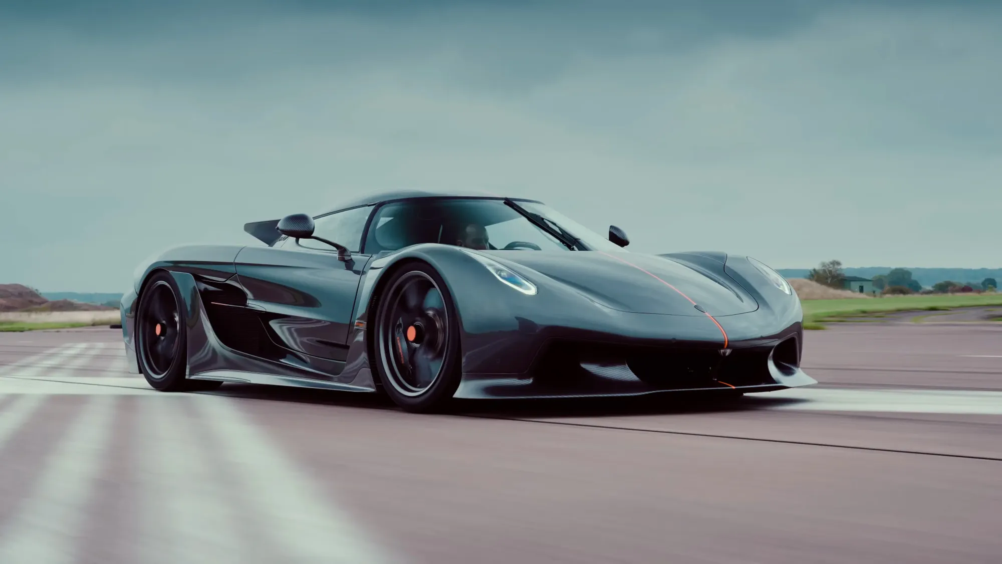Vista lateral del Koenigsegg Jesko Absolut en movimiento