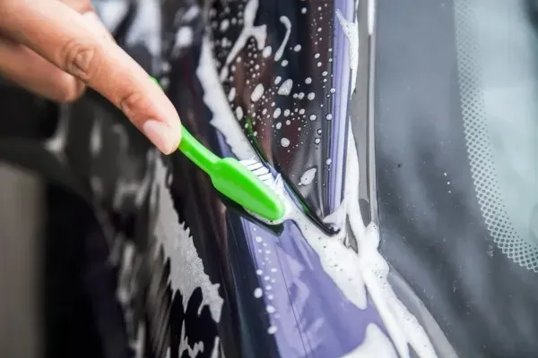 Aplicando pasta de dientes para quitar un rayón