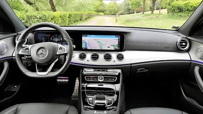 Interior lujoso del Mercedes-Benz E 300de