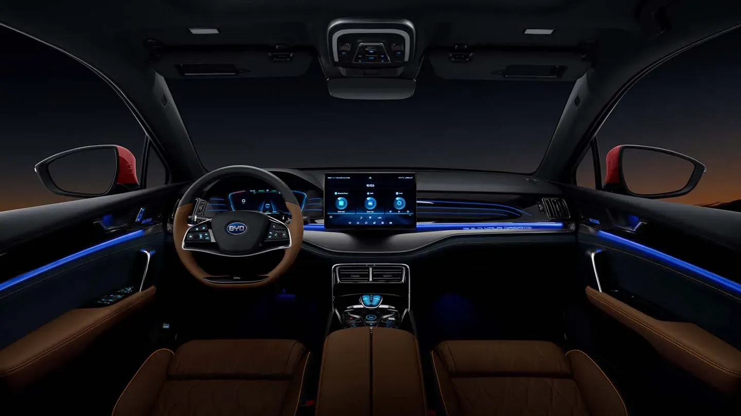 Interior de un BYD con el sistema DiLink visible en la consola central