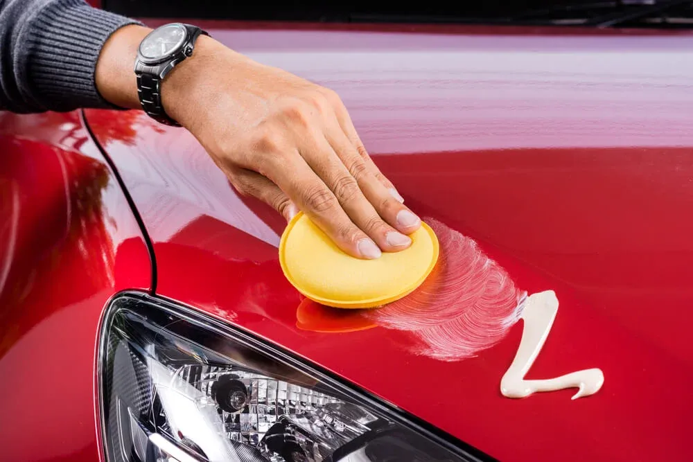 Inspección de rayones en la pintura de un automóvil
