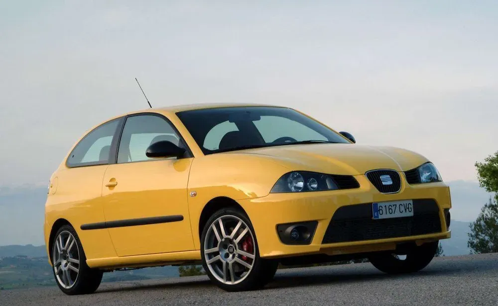 SEAT Ateca SUV compacto de color amarillo, versión de acceso a la gama SUV