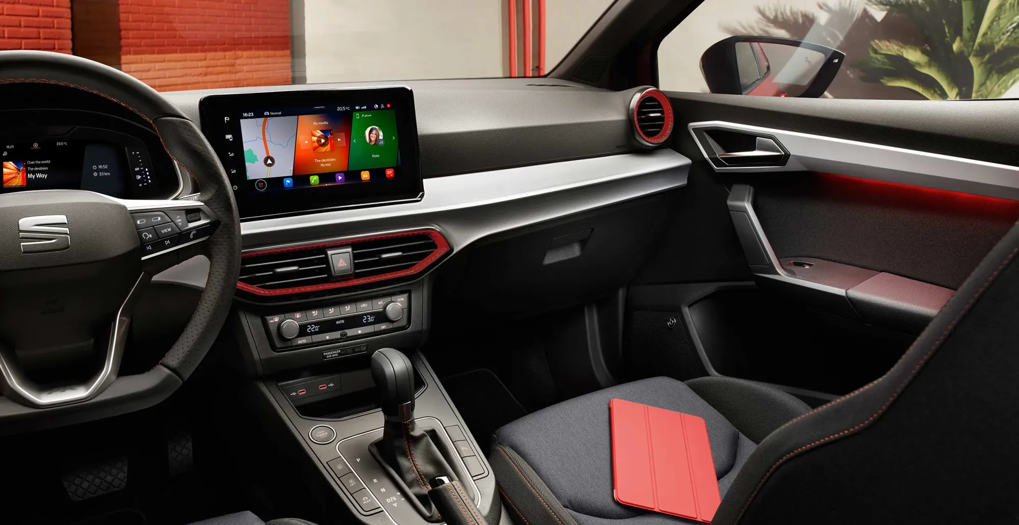 Interior moderno del SEAT Ibiza 2025 con volante y cuadro de instrumentos digital