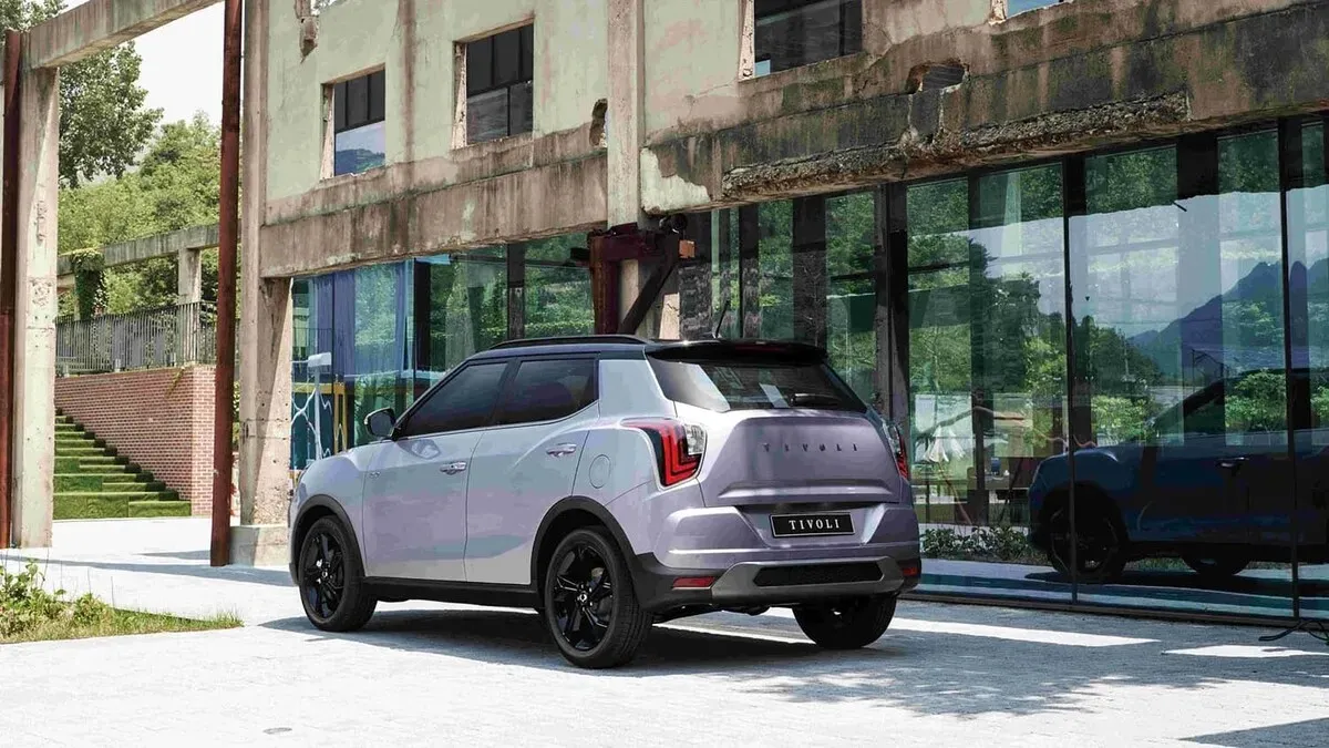 Vista lateral trasera del SsangYong Tivoli color plateado