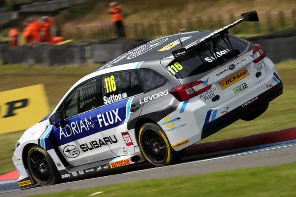 Lateral Subaru Levorg suspendido en el aire