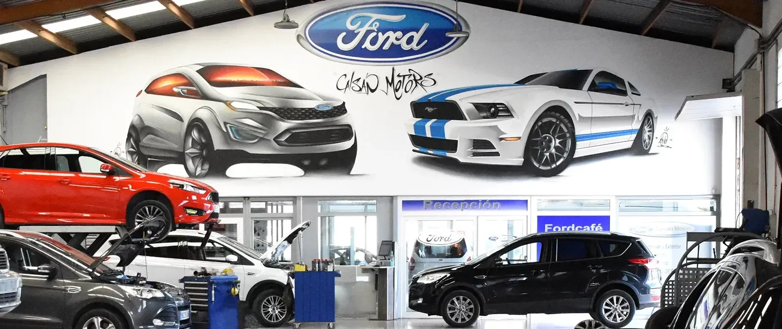 Área de recepción de un taller oficial Ford con vehículos esperando servicio