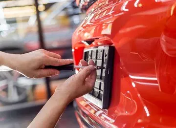 Técnico realizando el cambio de placas en un centro de servicio