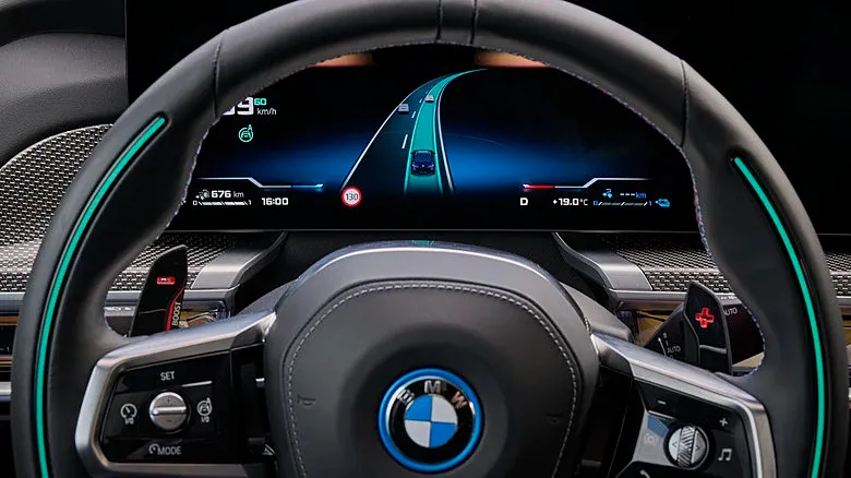 Interior del BMW Vision M Next mostrando el modo EASE con pantalla AR