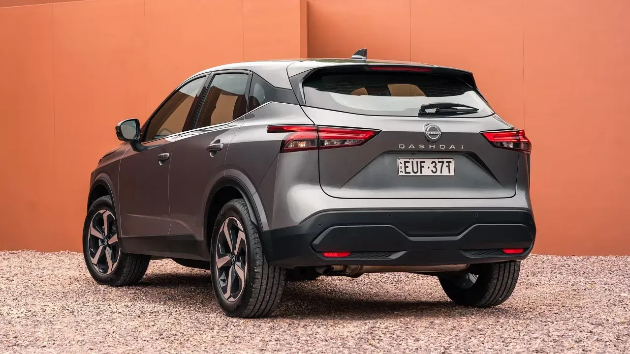 Vista trasera del Nissan Qashqai 2023 en color gris