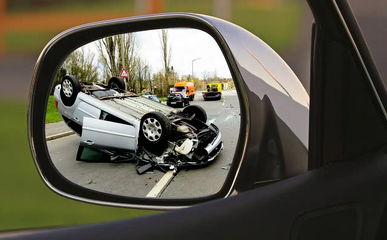 Vehículo con daños estructurales graves tras un accidente