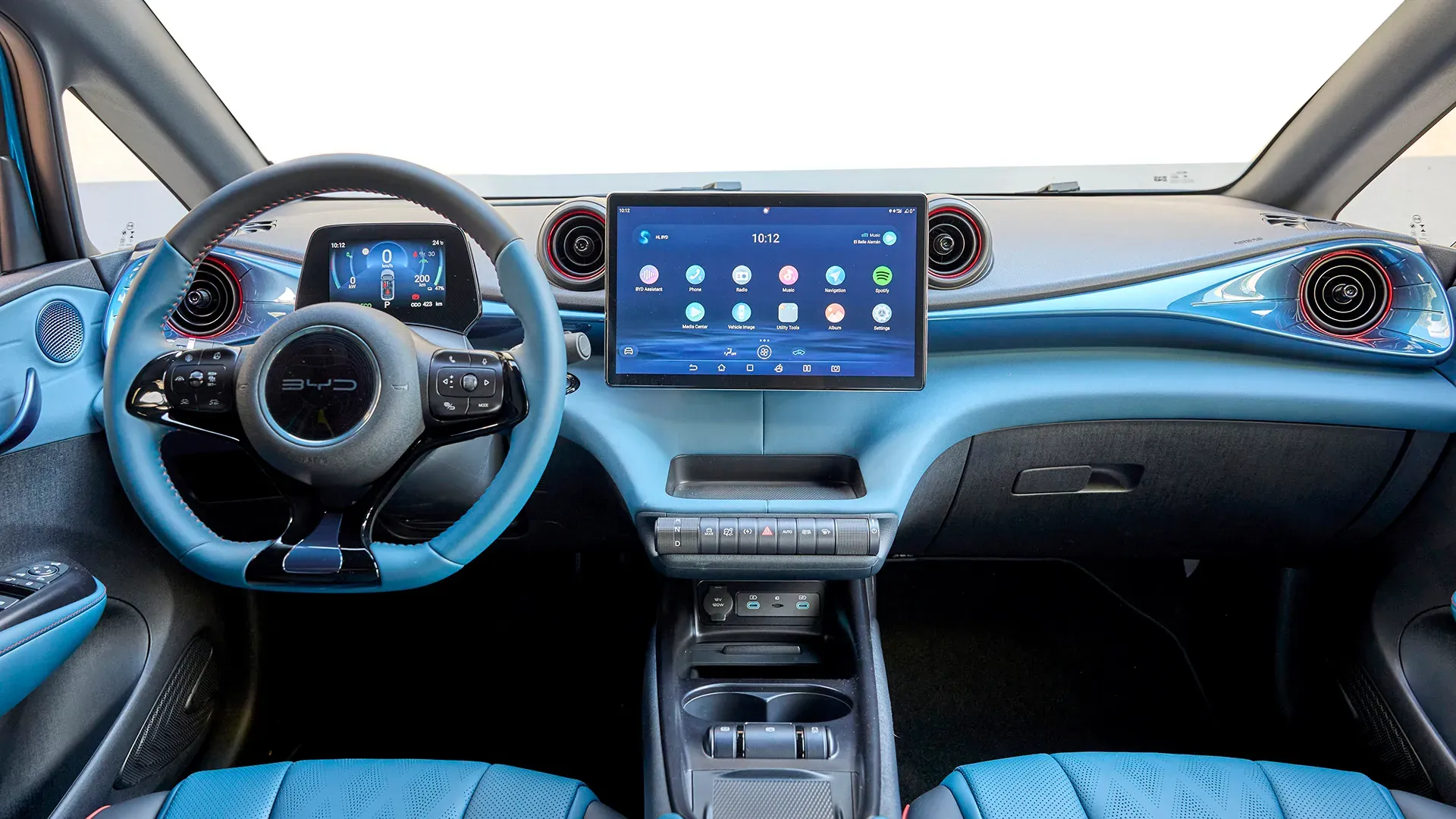 Interior del BYD Dolphin con pantalla giratoria central
