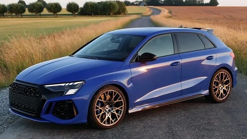Audi RS3 Performance Edition Azul en carretera