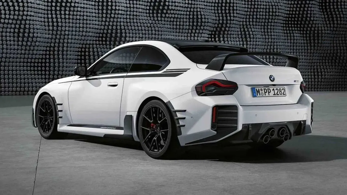 BMW M2 2025 en carretera abierta, vista trasera tres cuartos