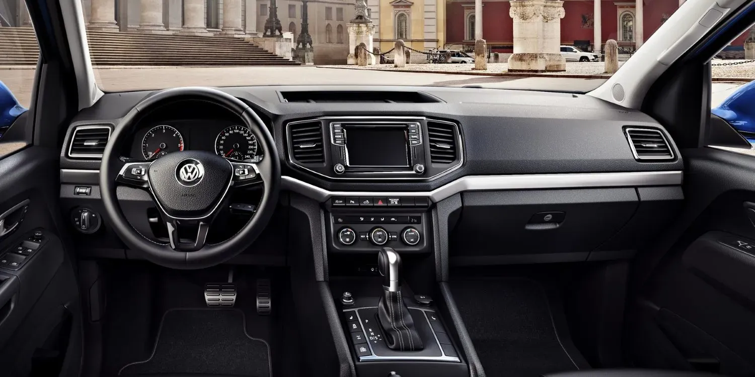 Volkswagen Amarok 2025 interior pantalla central y tablero