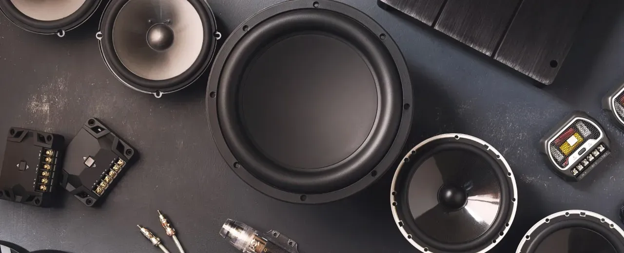 Equipo de Sonido de alta gama en la parte trasera de un auto