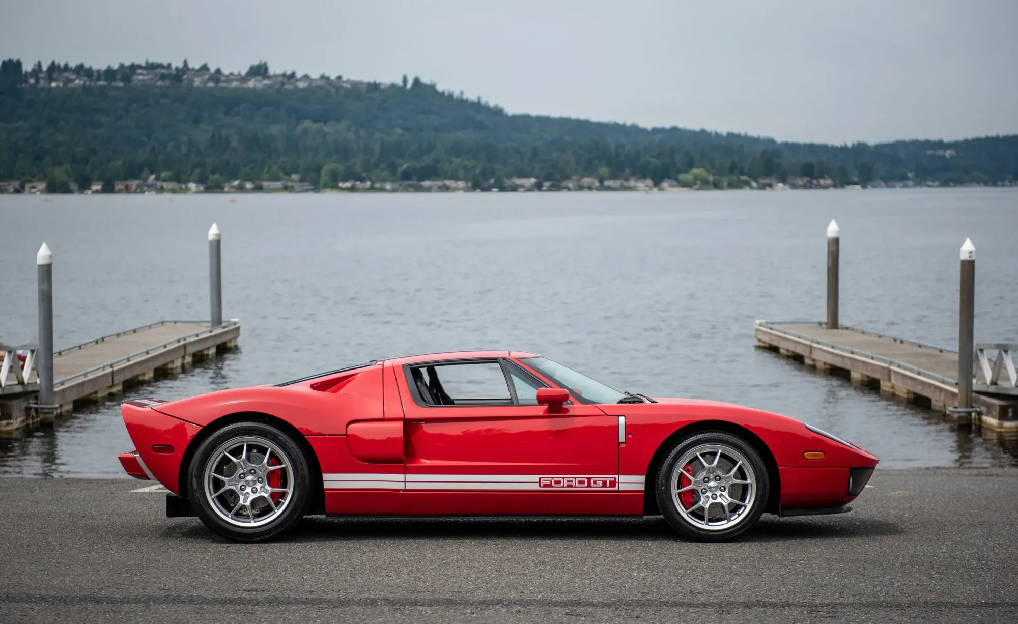 Lateral del Ford GT 2005 color rojo, mostrando su diseño aerodinámico y sus detalles distintivos