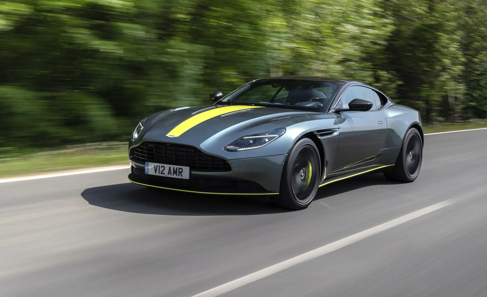 Aston Martin DB11 AMR en carretera