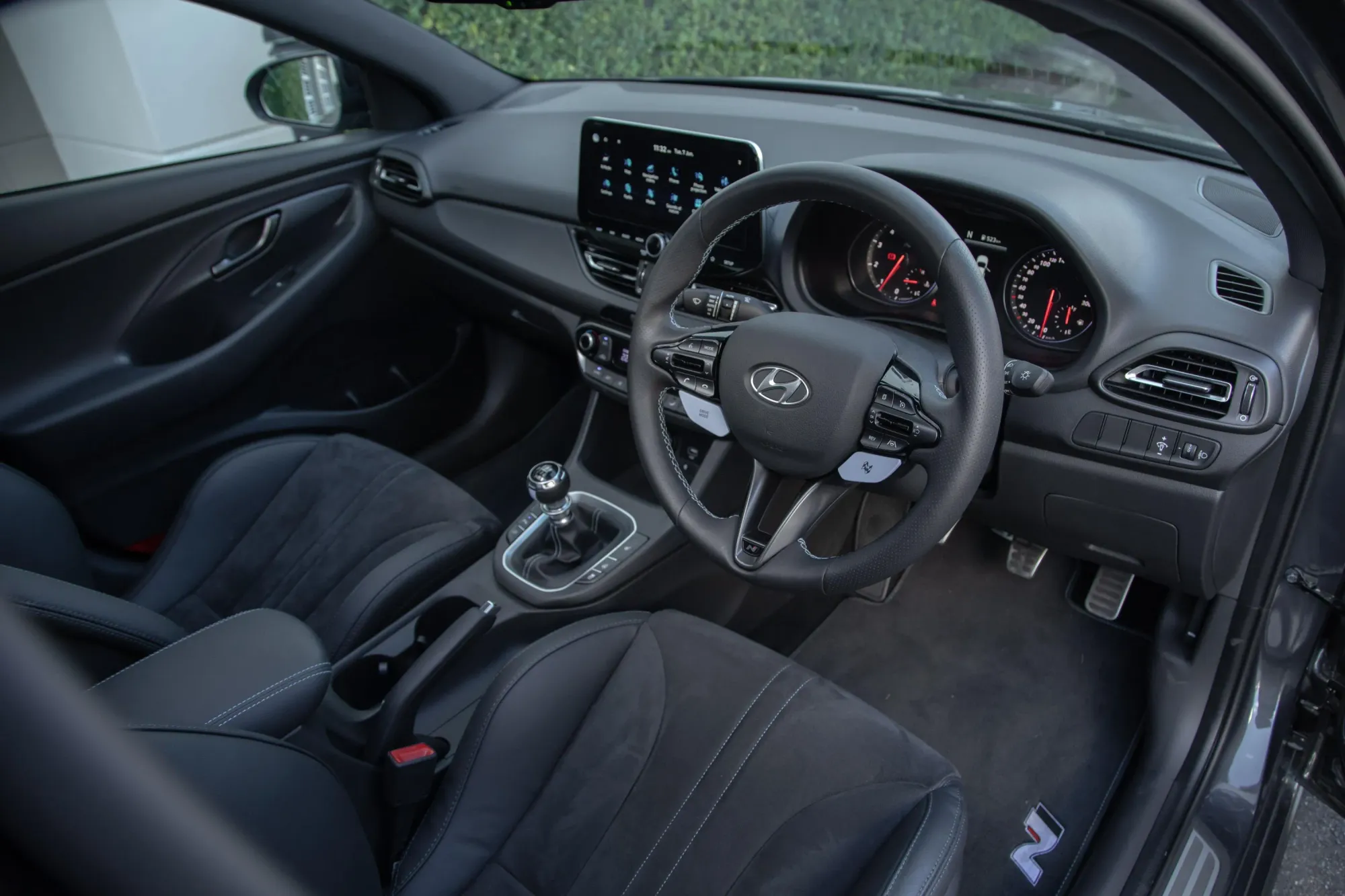 Interior del Hyundai i30 N Fastback mostrando el volante y pantalla