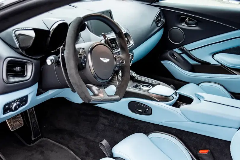 Interior detallado Aston Martin Vantage 2023